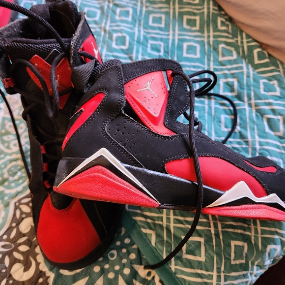 Red and black micheal jordon 6.5y - Picture 3 of 4